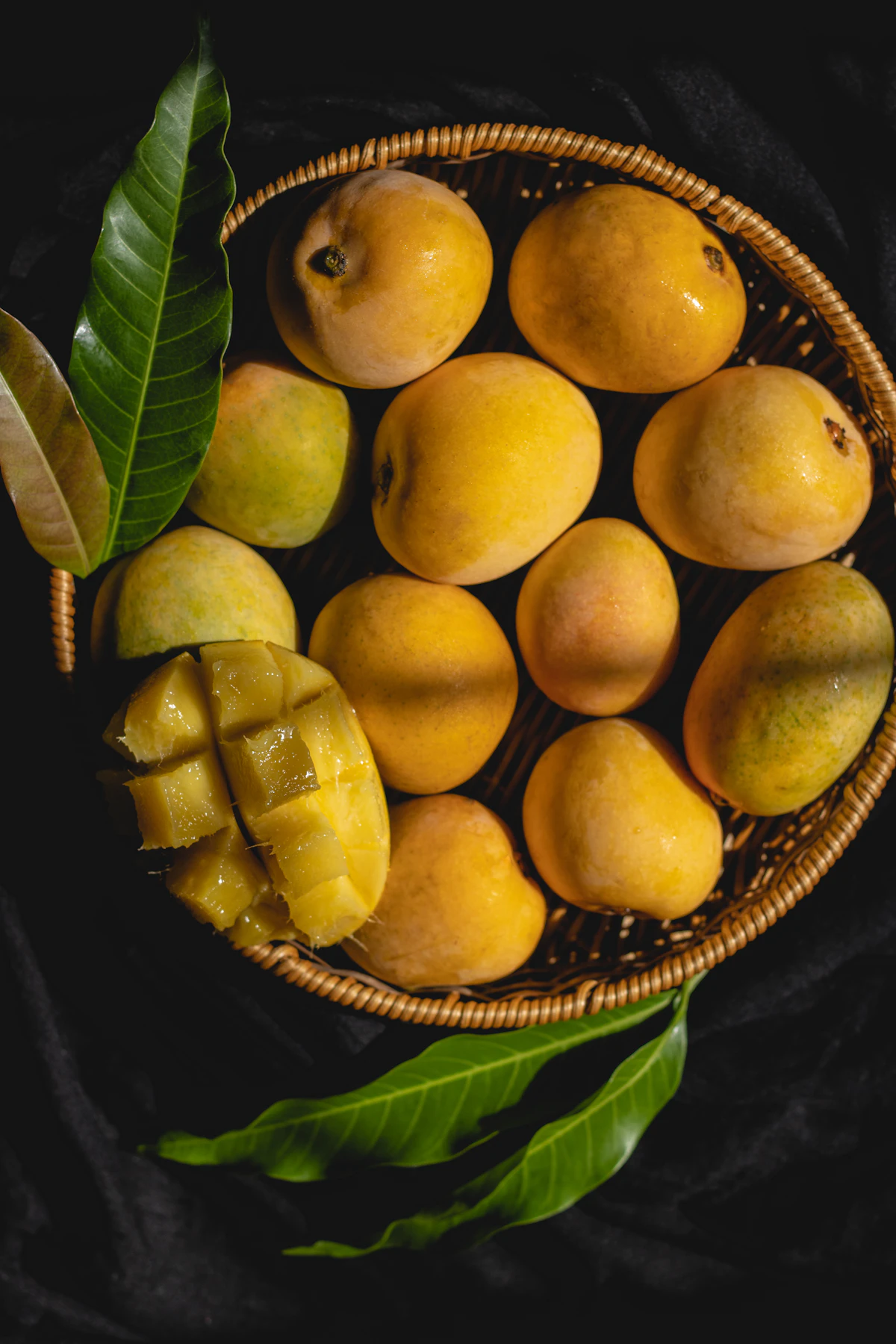 Ripe mango slices